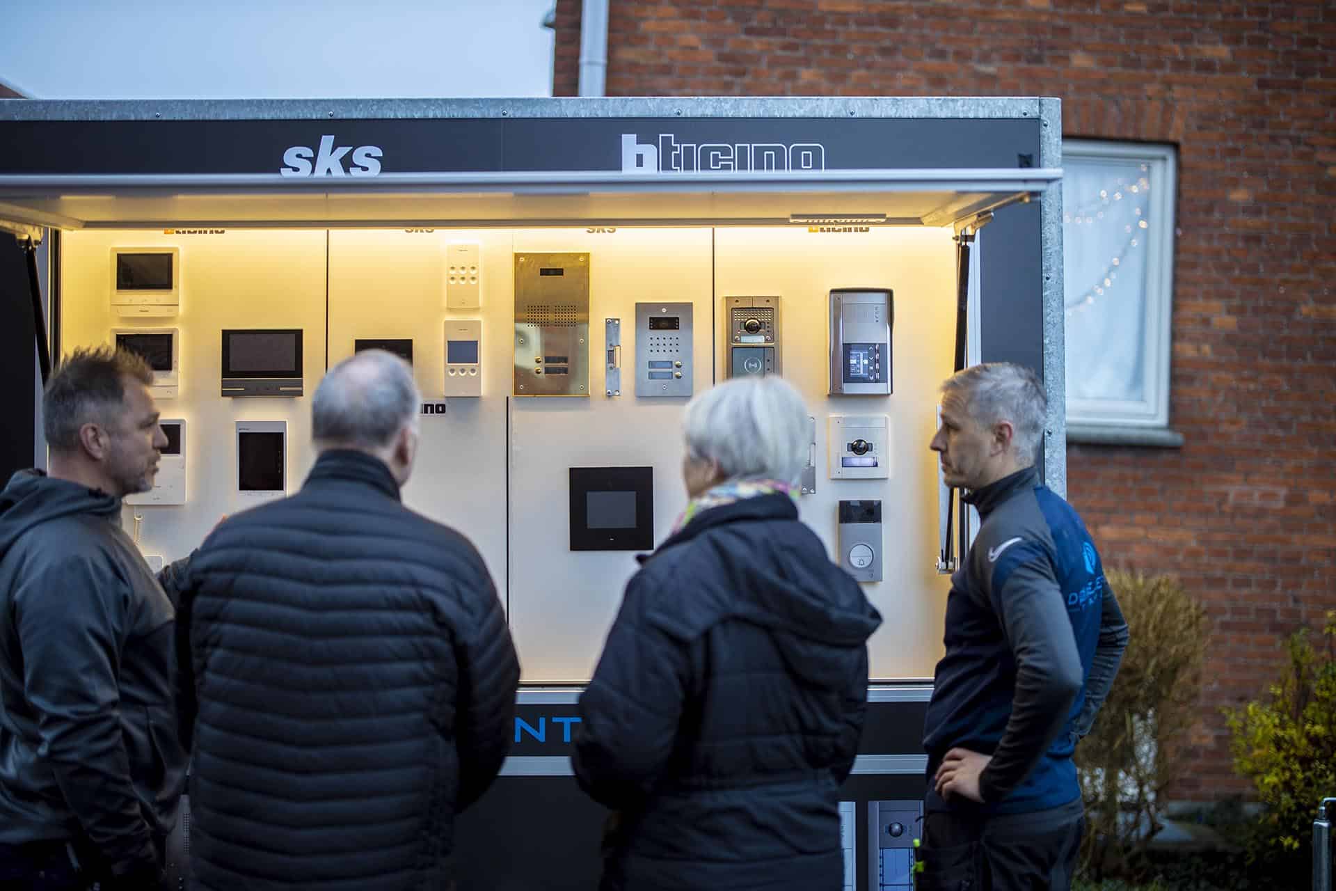 Mennesker står ved en demovogn